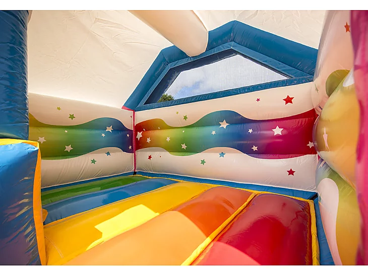 Huepfburg im bunten Einhorn Design 
